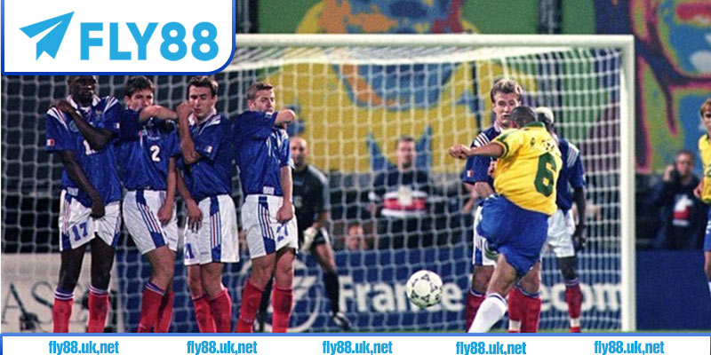 Hình ảnh roberto carlos đá phạt trực tiếp